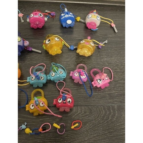Hasbro Lock Stars Lot of 20 Characters With Keys, 8 Charms - Picture 7 of 9